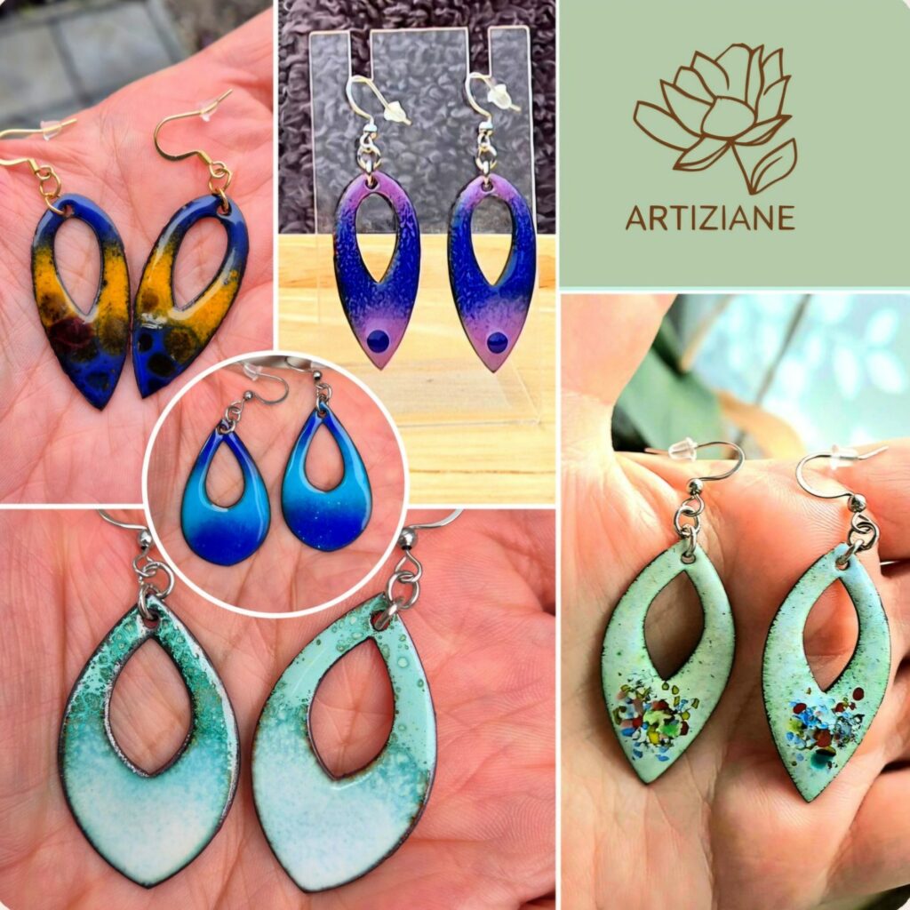 Cinq paires de boucles d'oreilles en émail sur cuivre, bleues, jaunes, violettes et vert d'eau, réalisées pendant l'atelier
