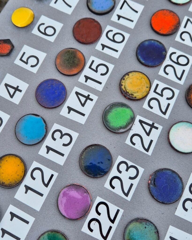 Nuancier d’émaux : pastilles de cuivre émaillées de toutes les couleurs, chacune avec son numéro