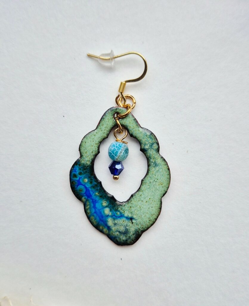 Boucle d'oreille en émail sur cuivre vert moucheté et bleu, crochet doré