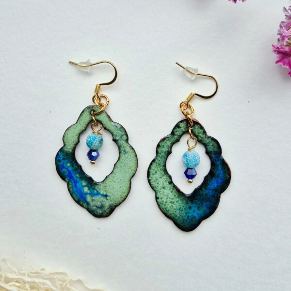 Paire de boucles d'oreilles en émail sur cuivre vert et bleu, perle bleue et cristal bleu nuit
