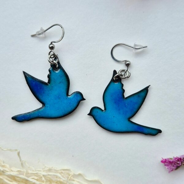Paire de boucles d'oreilles en émail sur cuivre en forme d'oiseau en vol, bleu turquoise