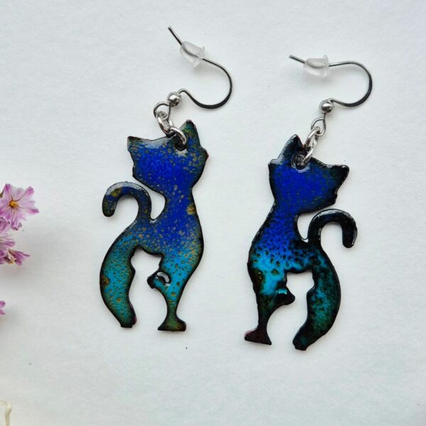 Paire de boucles d'oreilles en émail sur cuivre en forme de chat, bleu nuit et turquoise