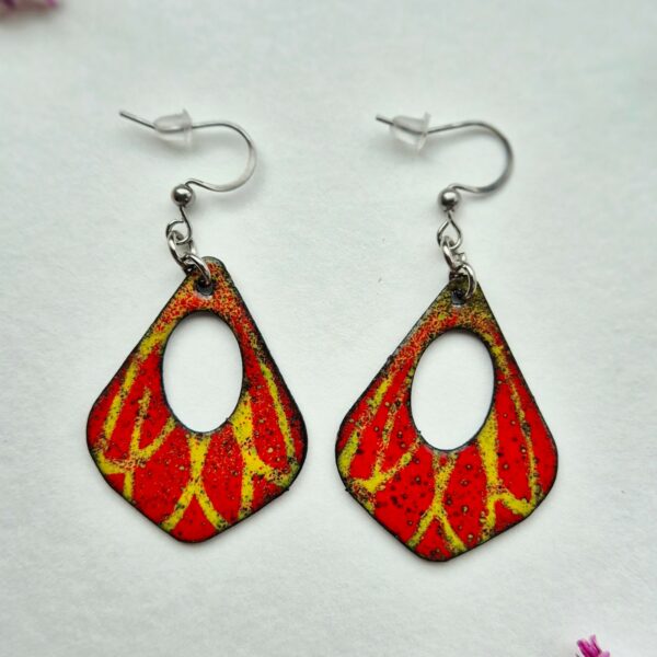 Paire de boucles d'oreilles en émail sur cuivre, goutte ajourée rouge veinée de jaune