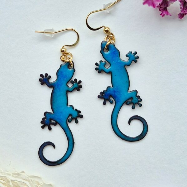 Paire de boucles d'oreilles en émail sur cuivre en forme de gecko, bleu turquoise