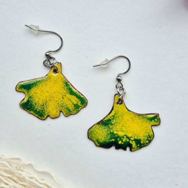 Paire de boucles d'oreilles en émail sur cuivre en forme de feuille de ginkgo, jaune et vert