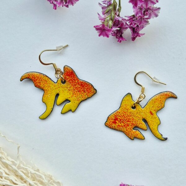 Paire de boucles d'oreilles en émail sur cuivre en forme de poisson rouge, jaune et orange