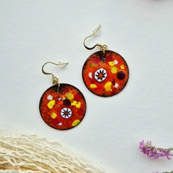 Paire de boucles d'oreilles rondes en émail sur cuivre orange, touches rouges, jaunes et blanches