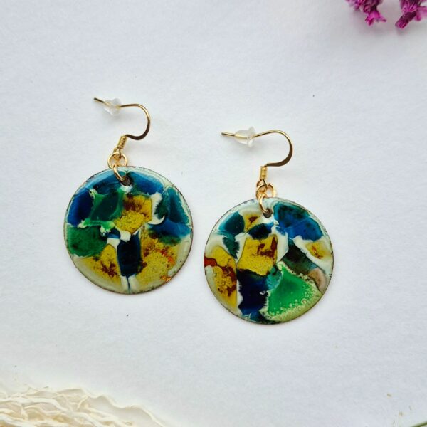 Paire de boucles d'oreilles rondes en émail sur cuivre aux éclats bleus, verts et jaunes