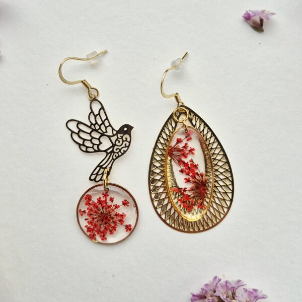 Boucles d'oreilles dépareillées en résine aux fleurs rouges, oiseau doré ajouré et goutte dorée