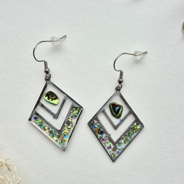 Paire de boucles d'oreilles en résine en forme de losange argenté, éclat irisé vert et paillettes holographiques