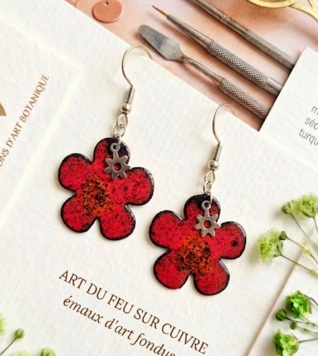 Boucles d'oreilles en forme de fleur, en émail rouge sur cuivre