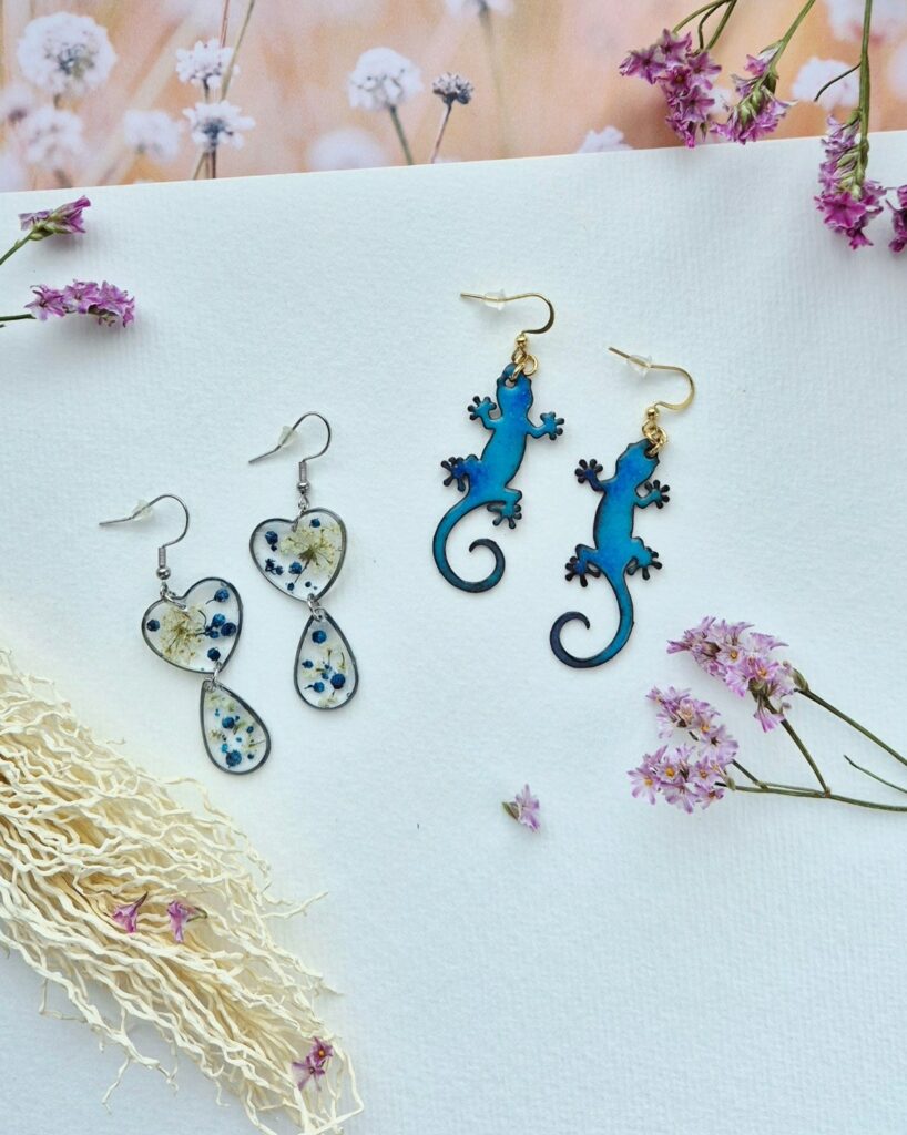 Boucles d’oreilles geckos en émail bleu et cœurs en résine aux fleurs séchées bleues