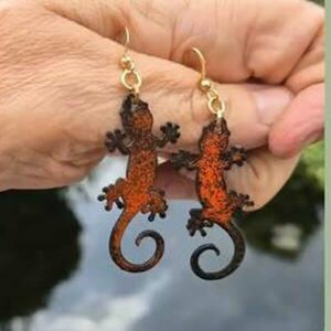 Boucles d'oreilles gecko en émail orange sur cuivre, tenues à la main