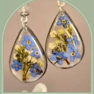 Boucles d'oreilles gouttes en résine aux myosotis et fleurs séchées
