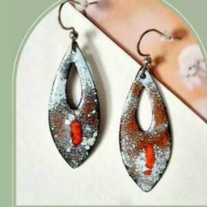 Boucles d'oreilles navettes ajourées en émail gris moucheté et rouge