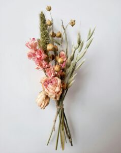 Petit bouquet de roses et de fleurs séchées