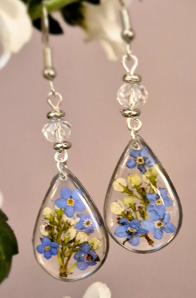Boucles d'oreilles gouttes en résine avec des myosotis et des fleurs jaunes