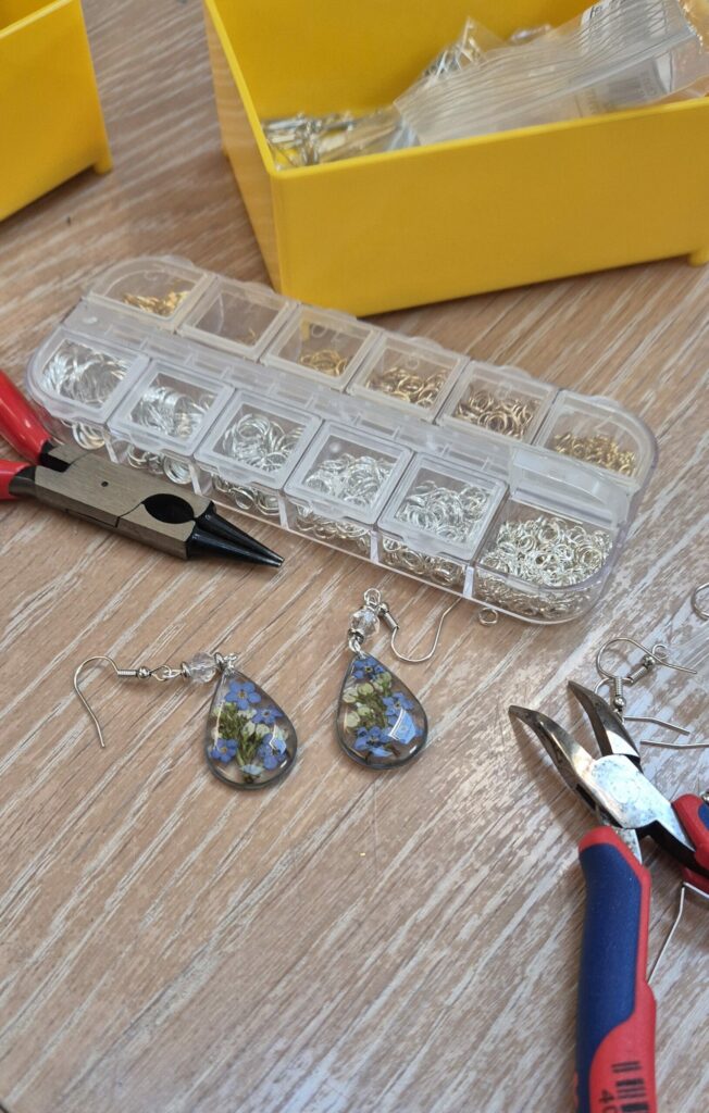Boucles d'oreilles en résine terminées, pinces et boîte d'apprêts dorés